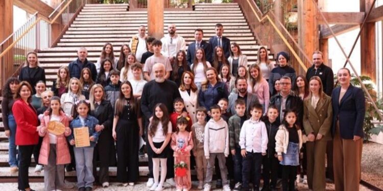 7 MARSI/ Rama ndan fotot mes fëmijëve nga Manastiri: Na kujtojnë sa e fortë është lidhja përmes gjuhës