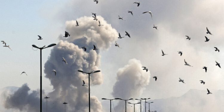SULME ME DRON NË AEROPORTIN E DUBAIT/ Pezullohen fluturimet! Breshëri raketash në Teheran