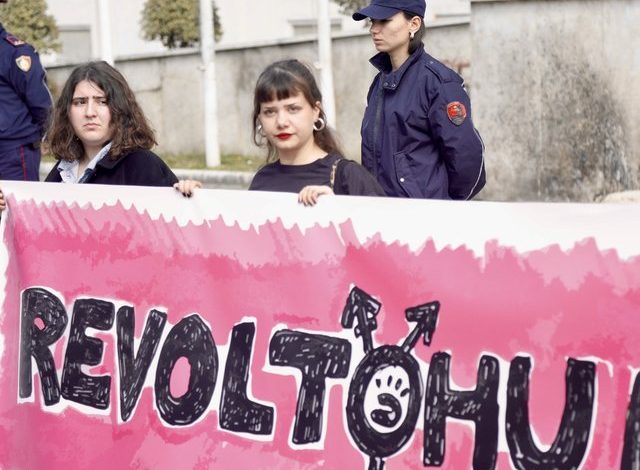 “REVOLTOHU MOTËR”/ Protestë në Tiranë për Ditën Ndërkombëtare të Gruas