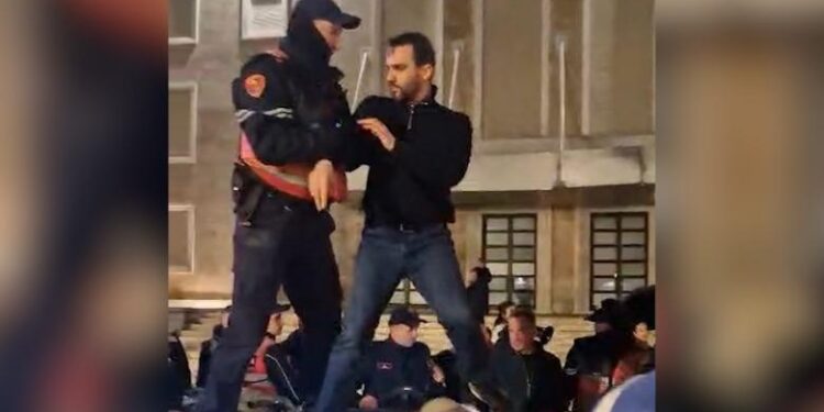 PROTESTA/ Përplasje mes efektivëve dhe mbështetësve të Lapajt te Kryeministria