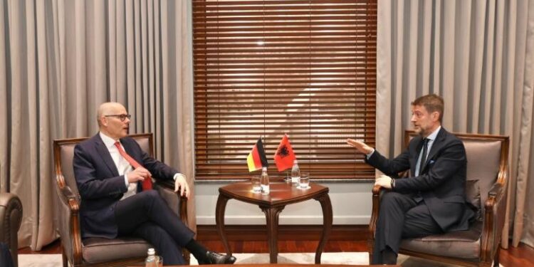“GJERMANIA MBËSHTETJE TË VAZHDUESHME…”/ Ministri Hoxha pret anëtarin e Bundestagut Peter Beyer