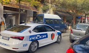 E RËNDË NË BULQIZË/ Të rinjtë konfliktohen dhe përfundojnë në komisariat, plas sherri mes familjarëve të tyre, tre të plagosur (EMRAT)