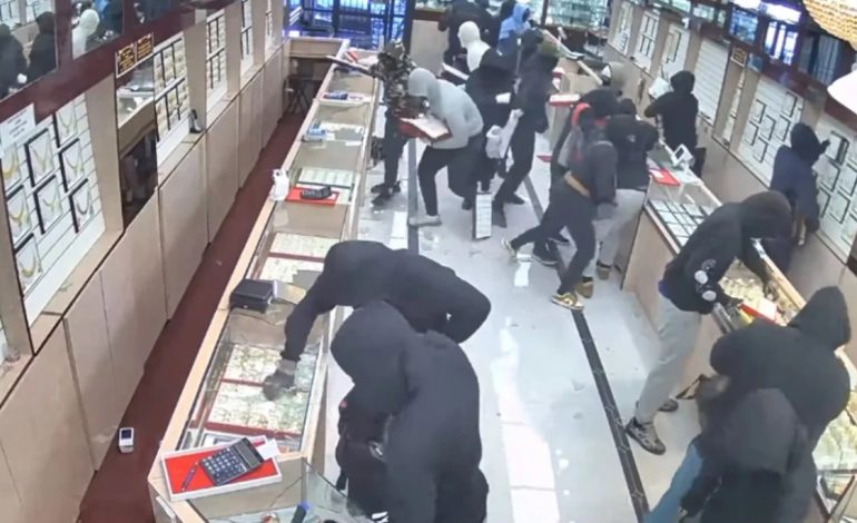 VJEDHJE SI NË FILMA BRENDA 1 MINUTE/ 20 hajdutët ‘pushtojnë’ dyqanin e bizhuterive, grabisin mallra me vlerë 1.4 mln dollarë