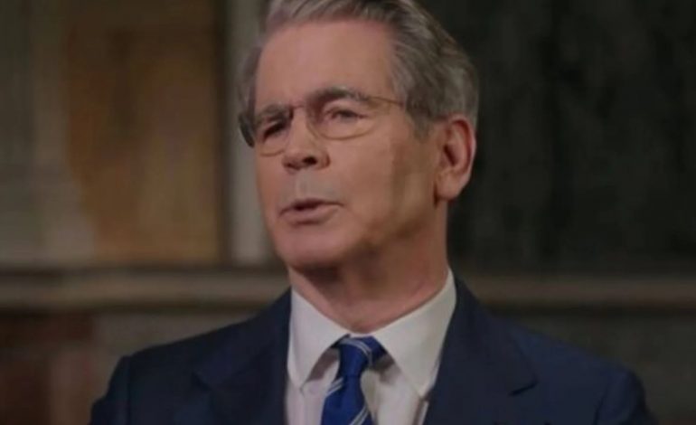VIDEO QË PO BËN XHIRON E RRJETIT/ Sekretari i Thesarit ndërpret intervistën pasi telefonohet nga Trump, kthehet me zërin duke iu dridhur