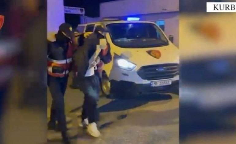 ARRESTOHET 34-VJEÇARI NË LAÇ/ Policia i gjen pistoeltën gjatë kontrollit, dyshohet se…