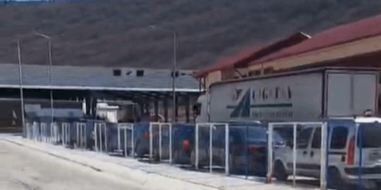 RADHË TË GJATA NË KAPSHTICË/ Qytetarët presin mbi 2 orë për të kaluar kufirin