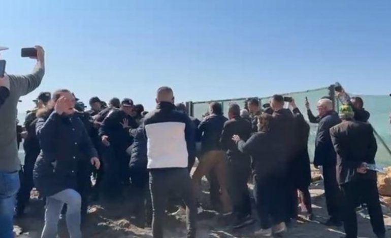 “A KENI TURP…”/ Sërish përplasje mes banorëve të Rrjollit dhe policisë: Po na dhunojnë djemtë…