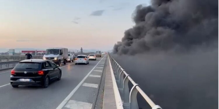 MBETJET DIGJEN NË ANË TË RRUGËS NË MILOT/ Autostrada mbushet plot me tym