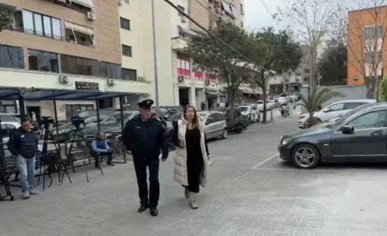 KËRKON ZËVËNDËSIM TË NASËS SË SIGURISË/ Zv.drejtoresha e AKSHI-t, Hava Delibashi mbërrin në GJKKO
