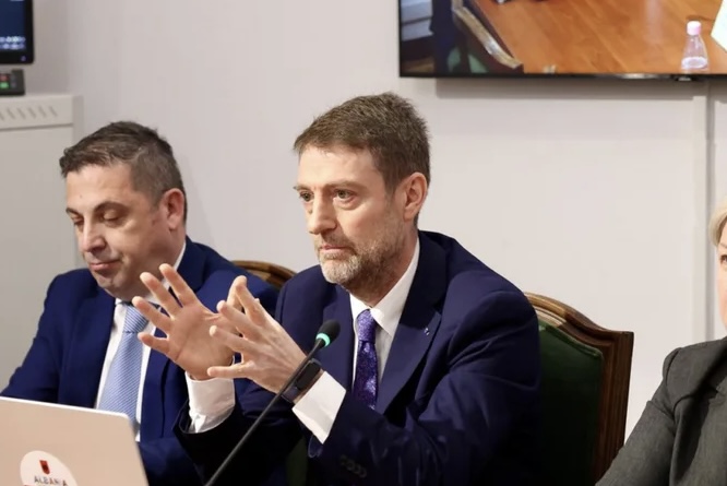 SHQIPËRIA PËRSHËNDET HEQJEN E MASAVE TË BE PËR KOSOVËN/ Ministri i Jashtëm: Hap i rëndësishëm drejt integrimit