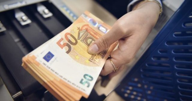 ÇFARË PO NDODH ME MONEDHAT E HUAJA? Ja me sa po blihen dhe shiten dollari dhe euro