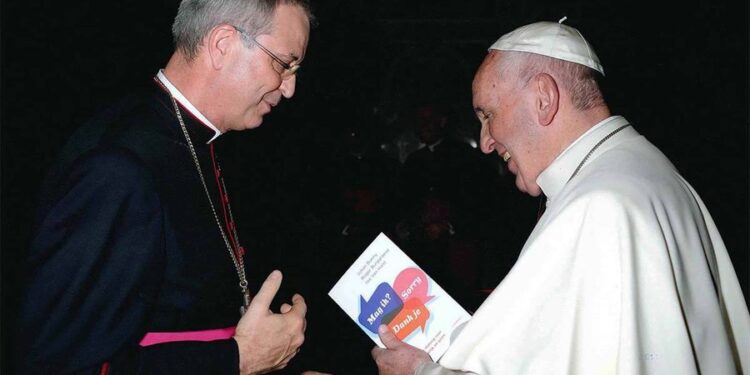 “LEJOJI PRIFTËRINJTË TË MARTOHEN”/ Kërkesa e peshkopit trondit Papa Leon dhe Vatikanin