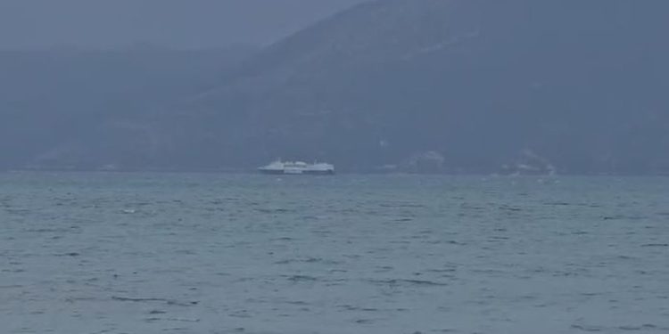 MOTI I KEQ/ Anulohet nisja e tragetit Vlorë-Brindisi. Ndalohet lundrimi i mjeteve të vogla