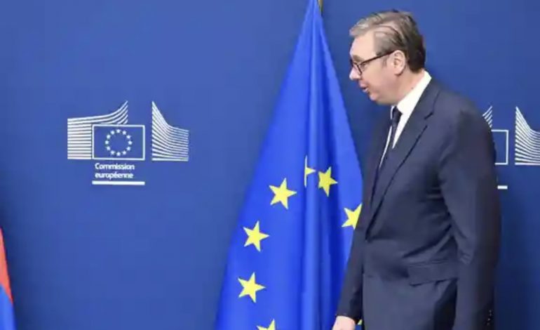 Lëkundjet e Vuçiqit në politikën e jashtme