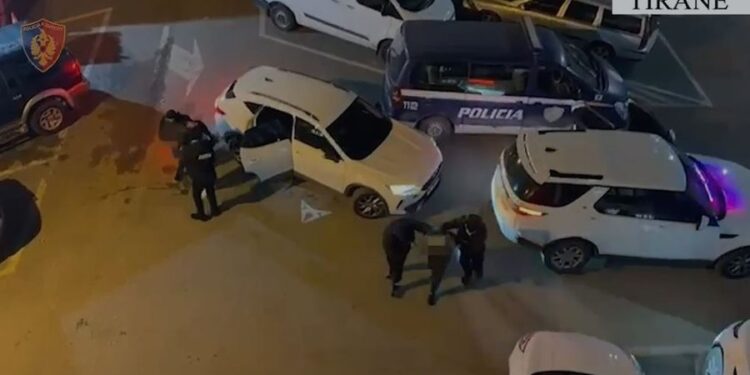 ME ARMË NE MAKINË PËR SHITJE/ Arrestohet 40-vjeçari në Tiranë, pranga edhe pasagjerit