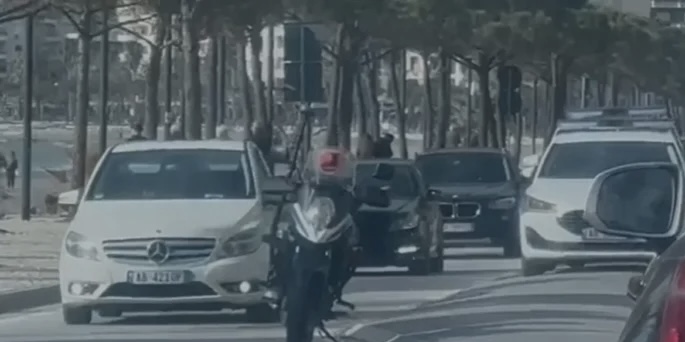 E RËNDË NË VLORË/ Tre persona dhunojnë pronarin e një lokali në Lungomare, dërgohet me urgjencë në spital
