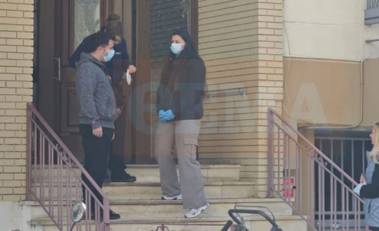 TRONDITËSE NË GREQI/ Nënë dhe bijë gjenden të vdekura në një dhomë të “vulosur”, arrestohet djali i familjes! Dyshohet se…