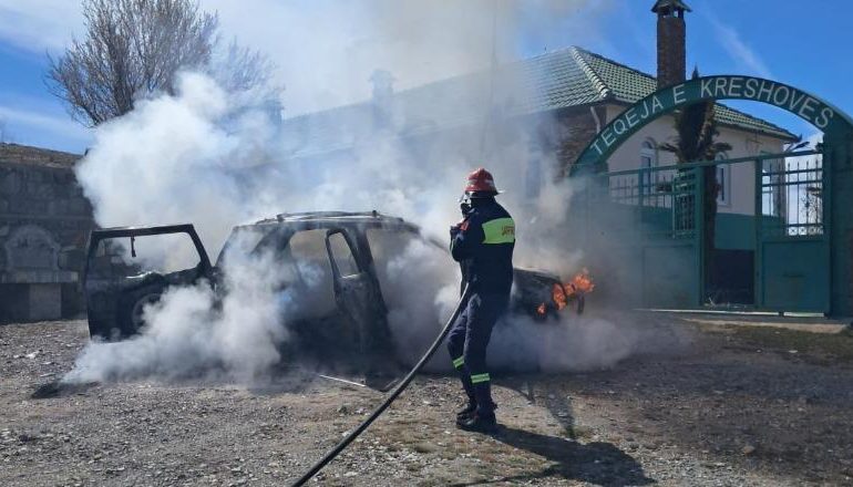 SHKRUMBOHET MAKINA NË KOLONJE/ Shoferi: Isha në teqe kur shpërtheu zjarri
