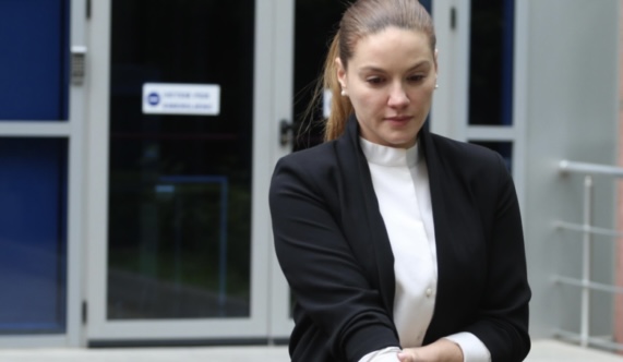 SHUHET MASA E SIGURISË NDAJ AJOLA XOXËS/ GJKKO i lejon daljen jashtë vendit. S’ka më as detyrim paraqitje