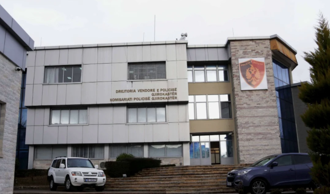 KREU MARRËDHËNIE SEKSUALE ME NJË TË MITUR/ Caktohet masa “arrest me burg” për 67-vjeçarin në Gjirokastër