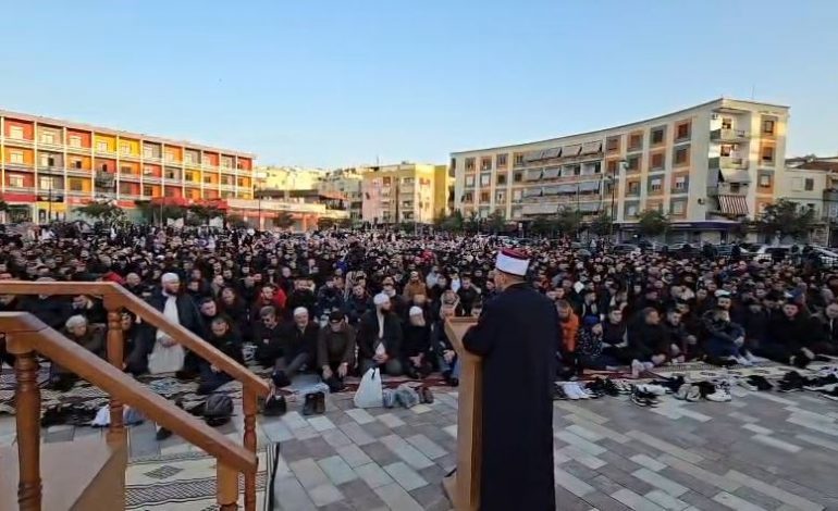 FITËR BAJRAMI FESTOHET NË SHESHET E SHQIPËRISË/ Ja ku u fal namazi në Durrës, Shkodër, Fier, Lushnjë e Pukë
