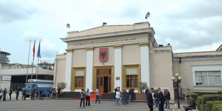 SULM KIBERNETIK NDAJ KUVENDIT/ “Homeland Justice”: Kemi në duar bisedat e të korruptuarve