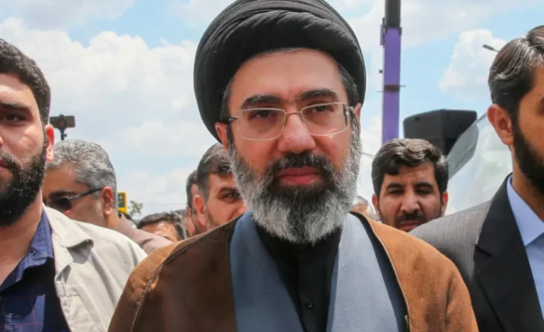 “MOJTABA KHAMENEI NË GJENDJE KRITIKE PËR JETËN”/ Prestigjiozja britanike zbulon: Po mbahet gjallë me aparatura mjekësore