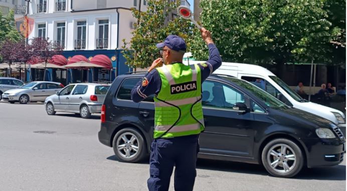 E PËSON SHOFERI NË TIRANË/ “Mori para” shtyllën elektrike dhe këmbësorin, policia…