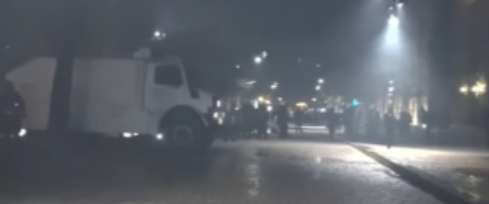 TENSIONE DHE MOLOTOVË/ Pas Ministrisë së Brendshme, protestuesit i drejtohen selisë së PS me thirrje e brohorima: Parti e krimit