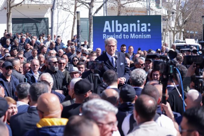 NJOFTON PROTESTËN E RADHËS/ Berisha: Me 22 mars, e gjithë Shqipëria në Tiranë. Të vazhdojmë kryengritjen paqësore gjer në fitore