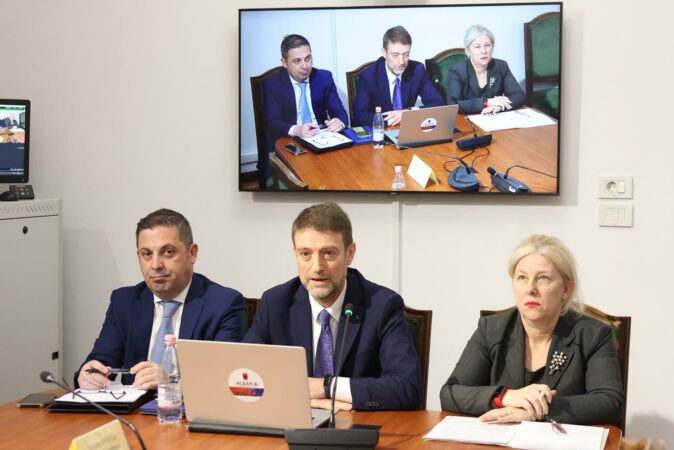 KONFLIKTI NË LINDJEN E MESME/ Ministri Hoxha: Në kontakt me partnerët ndërkombëtarë për operacione evakuimi