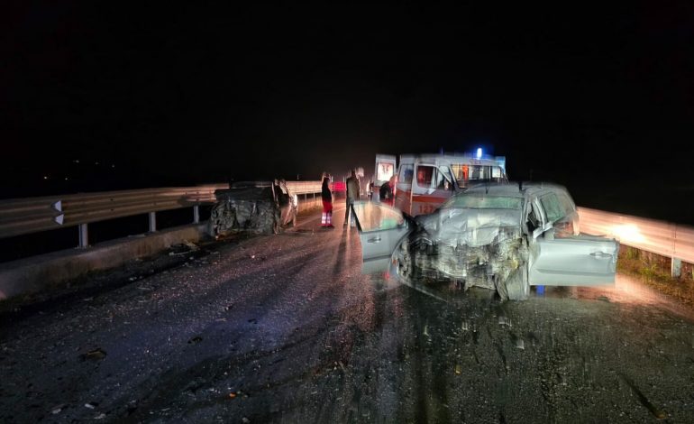AKSIDENT TRAGJIK NË VLORË/ Përplasen 2 makina, dy viktima dhe një i plagosur