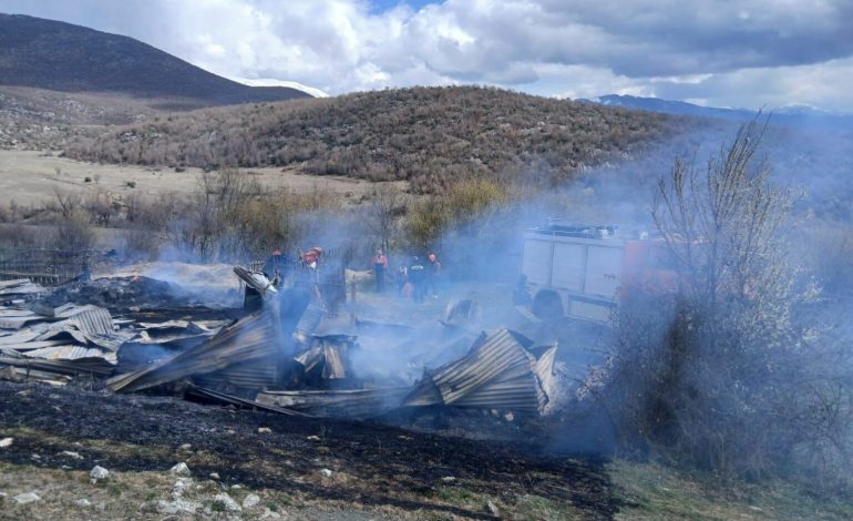 ZJARR NË KOLONJË/ Digjet stalla me ushqim për bagëtitë, dyshohet se…