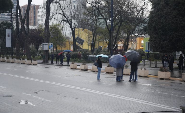 U THIRR NË RRJETE SOCIALE/ Dështon protesta për çmimin e naftës para Kryeministrisë, pjesëmarrje minimale në shesh