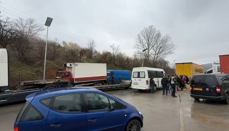 E FRIKSHME/ Aksident masiv në Qafë-Plloçë, tre kamionë përplasen me fugonin, bllokohet qarkullimi