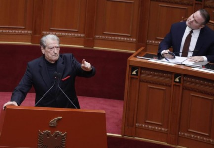 “QENI BIBLIK QË U KTHYE TE TË VJELLAT E TIJ”/ Berisha: Raporti i Ramës me Vuçiç meriton 10 ndëshkime për tradhti!