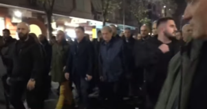 “QEVERI E KRIMIT”/ Berisha dhe protestuesit i drejtohen Drejtorisë së Policisë së Tiranës