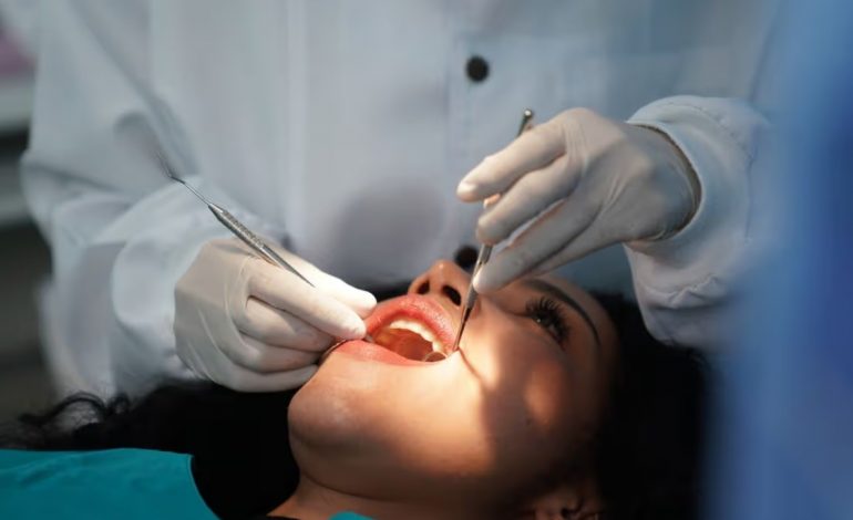 “MUND TË PREKË GJUHËN…”/ Dentisti paralajmëron për shenjat e hershme të kancerit të gojës
