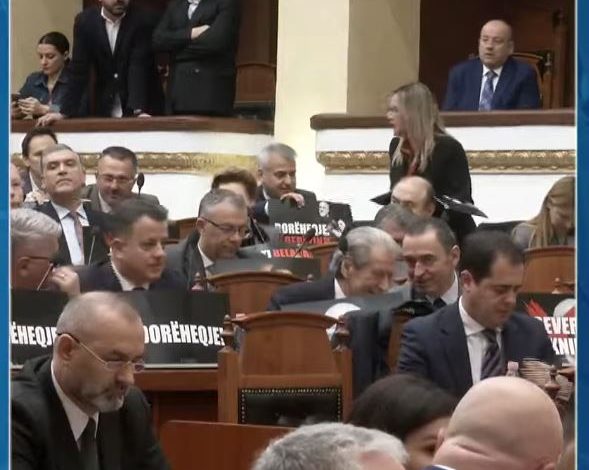 FOTOLAJM/ Nga ‘Dorëheqja’ te ‘Qeveria teknike’, mesazhet pikante në pankartat e deputetëve të opozitës në Kuvend