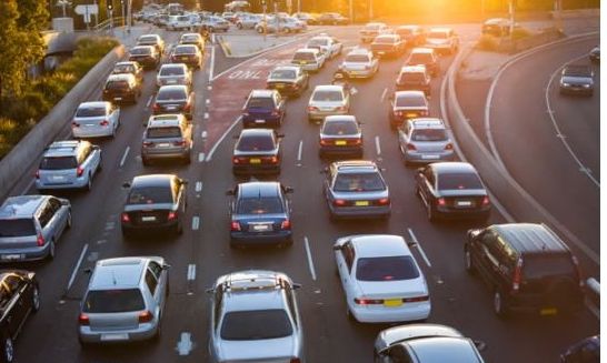 RRITJA E ÇMIMIT TË KARBURANTIT/ Agjencia Ndërkombëtare e Energjisë: Punoni nga shtëpia dhe ulni shpejtësinë në rrugë