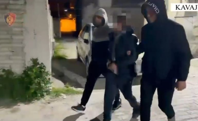 PAMJET/ Plagosi me armë zjarri 39-vjeçarin në Kavajë, arrestohet autori, pas hekurave dhe i riu që e ndihmoi të arratisej