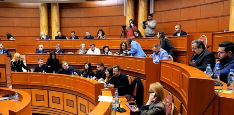 MBLIDHET KËSHILLI BASHKIAK NË TIRANË/ 230 familje përfitojnë ndihmë ekonomike, shtohen fondet për studentët dhe pensionistët