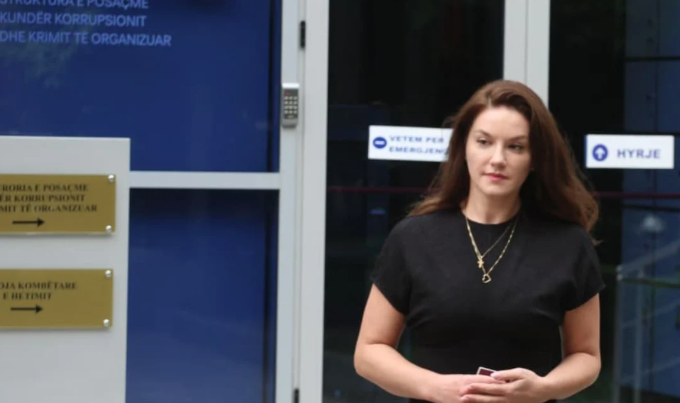 GJYQI PËR DOSJEN “VELIAJ”/ Mungon Ajola Xoxa, avokati Haxhia: E pamundur të jetë në seancë, ia ka ndaluar mjeku sepse është shtatzënë