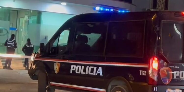 NDODH NË DURRËS/ Sherr mes vjehrrit 91-vjeçar dhe dhëndri, përfundojnë të dy në spital nga goditjet me sende të forta