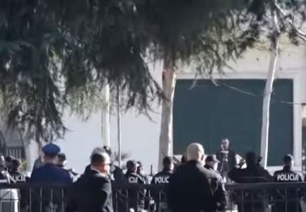 PROTESTA E OPOZITËS/ Policia rrethon godinën e seancave plenare, 1500 efektivë në gatishmëri
