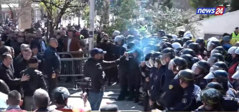 PROTESTA E OPOZITËS PARA KUVENDIT/ Qytetarët i hedhin spraj efektivëve të policisë