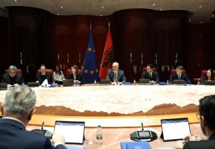 ME ALBANA KOÇIUN NË KRAH SI ZV.KRYEMINISTRE/ Rama zbulon pamjet nga mbledhja e parë e qeverisë me ministrat e rinj