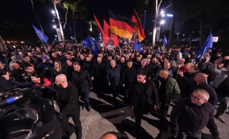 BERISHA PROTESTOI DUKE MBAJTUR FLAMUJ GJERMANË/ Reagon ambasada në Tiranë: Dënojmë dhunën…