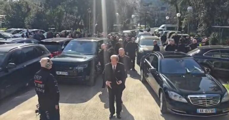 PAK PARA NISJES SË PROTESTËS SË PD PARA KUVENDIT/ Grupi Parlamentar i PD-së, mbledhje në selinë blu! Mbërrin edhe Berisha