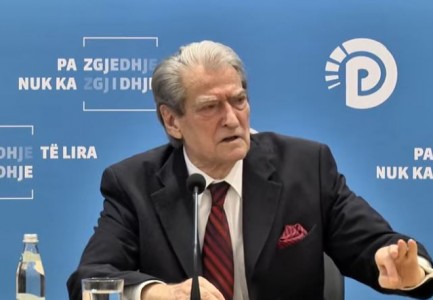 “PO ASGJËSON PUSHTETIN GJYQËSOR”/ Berisha: Rama përdor mandatet e krimit si mburojë për vjedhjet e tij dhe të qeveritarëve